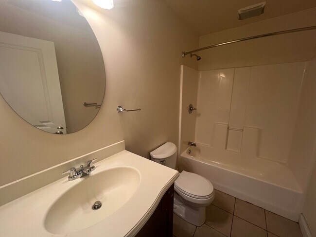 Building Photo - Beautiful 3 Bedroom/ 2.5 Bath with Integra...