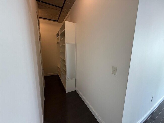 Building Photo - 115 W Peachtree Pl NW