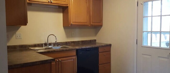 Building Photo - 3102 N Valleyview Dr