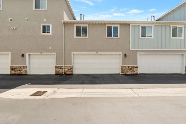 Building Photo - Amazing 2 Story Townhome in Vineyard w/ at...