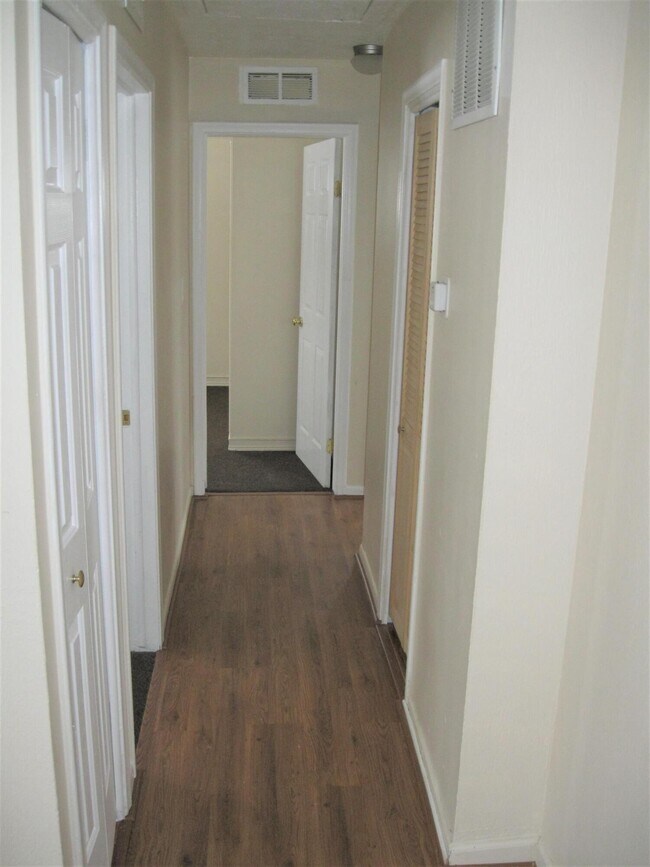 Building Photo - 1148 Fall River Rd