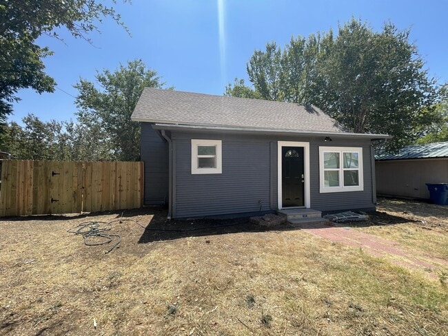 Building Photo - 203 W Purdom