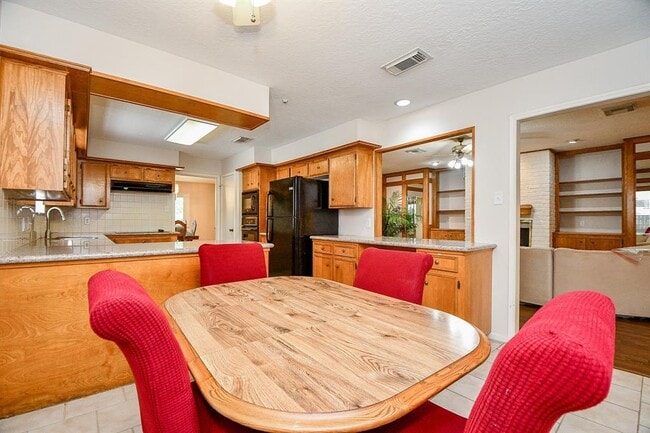Building Photo - 11103 Pembridge Dr