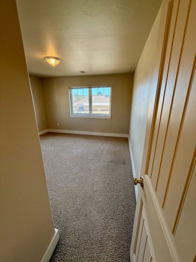 Building Photo - 2 Bedroom 1 Bathroom Apartment  NEW PRICE UPDATE