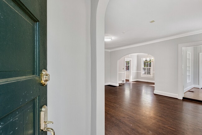 Building Photo - 666 Yorkshire Rd NE