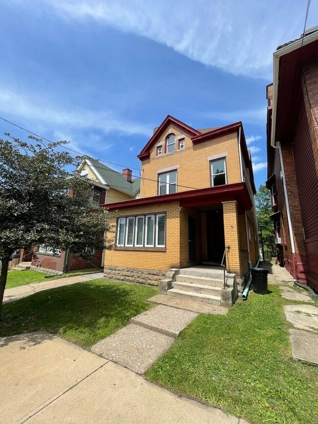 Building Photo - 2nd Fl 2 bed/1 bath Apartment in Wilkinsburg