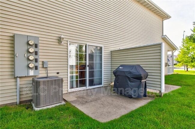 Building Photo - 946 Red Hawk Way SE