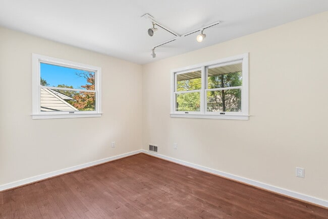 Building Photo - Affordable, Spacious AND Convenient Walk t...