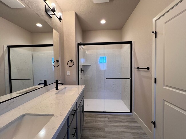 Building Photo - MUST SEE! 2/2.5/2 Townhome in Gardnerville