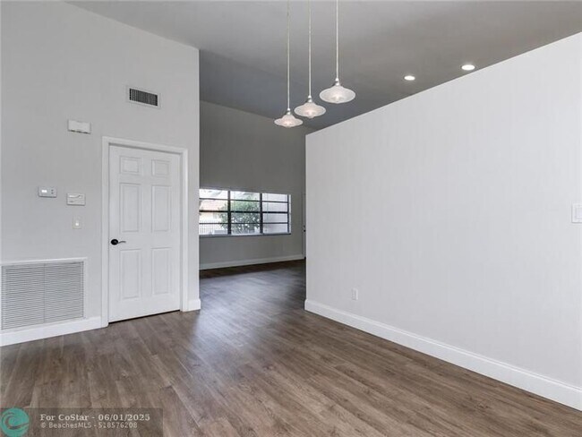 Building Photo - 9420 NW 31st Pl