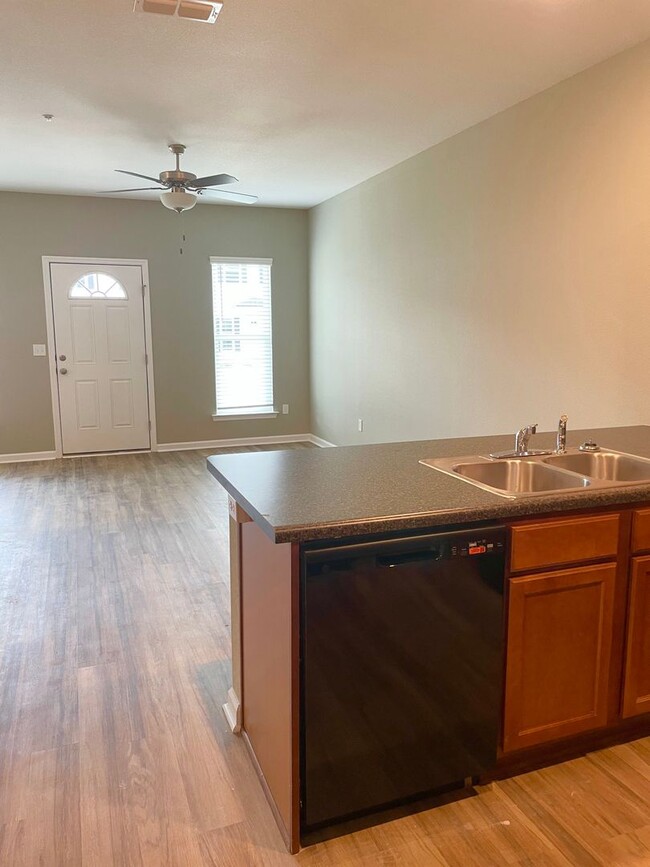 Building Photo - AVAILABLE NOW! 3/3 Condo convenient to FSU...