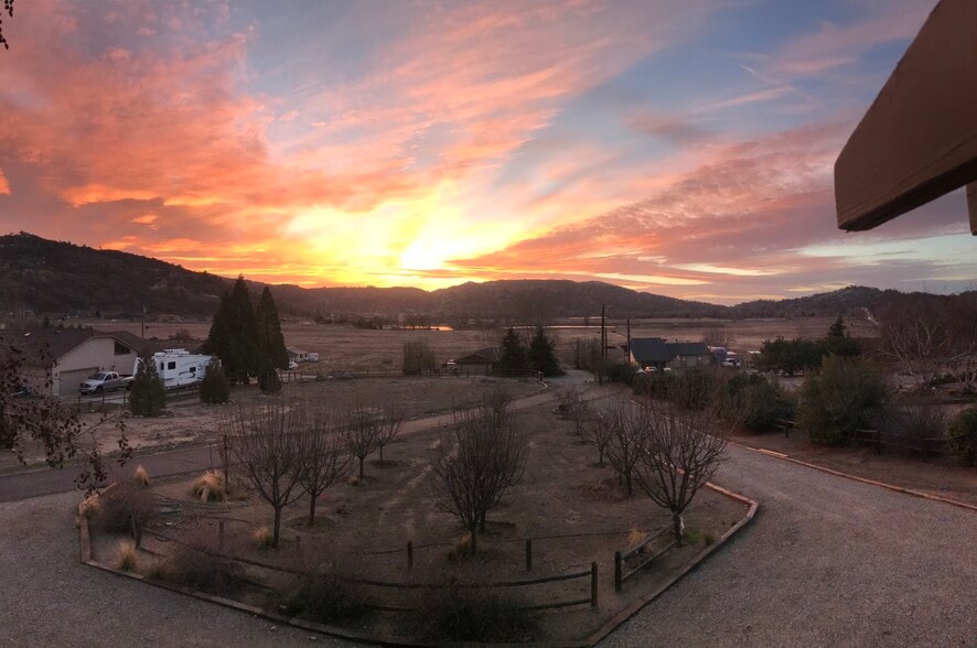 Building Photo - 23740 Lakeview Dr