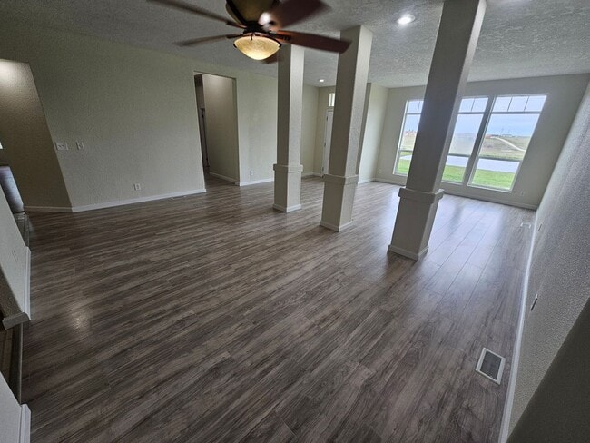 Building Photo - Spacious Home on 5 Acres For Rent!