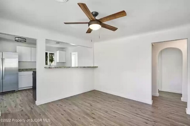 Building Photo - 512 W Ross St