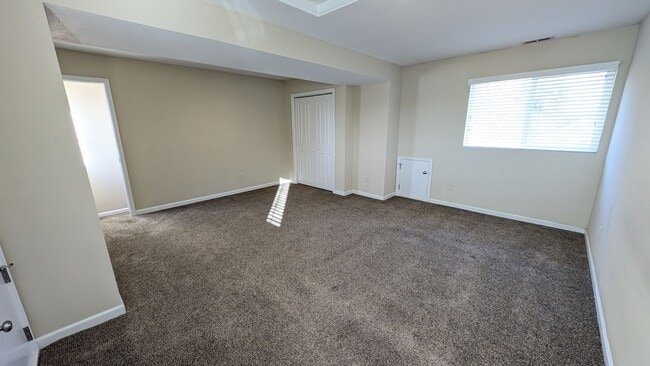 Building Photo - 4 bedroom 2.5 bathroom home