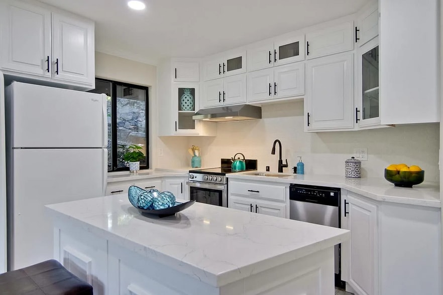 Kitchen - 17040 Holiday Dr