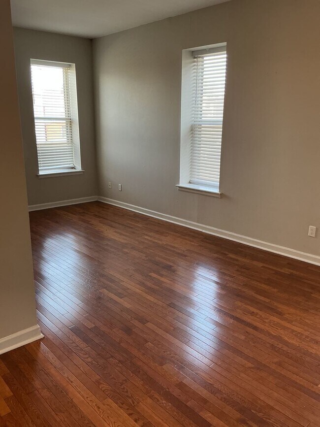 Building Photo - Bright & Updated 2BR with Hardwood Floors + In-Unit Laundry | Shaw / Botanical Area
