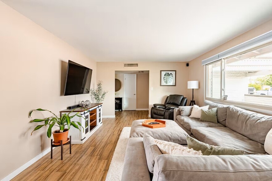 Living Room - 1104 E Campus Dr