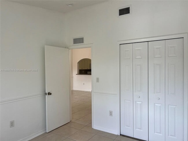 Building Photo - 10756 N Kendall Dr