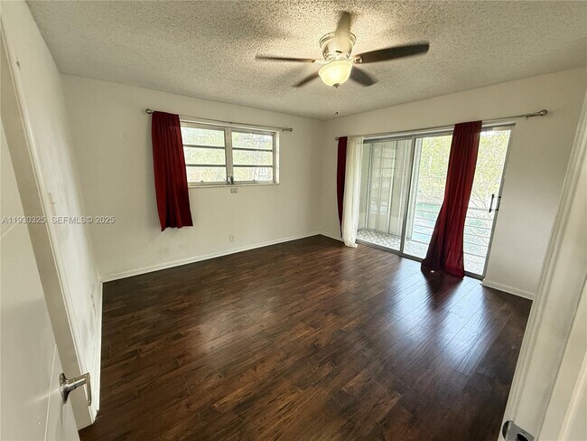 Building Photo - 5160 SW 40th Ave