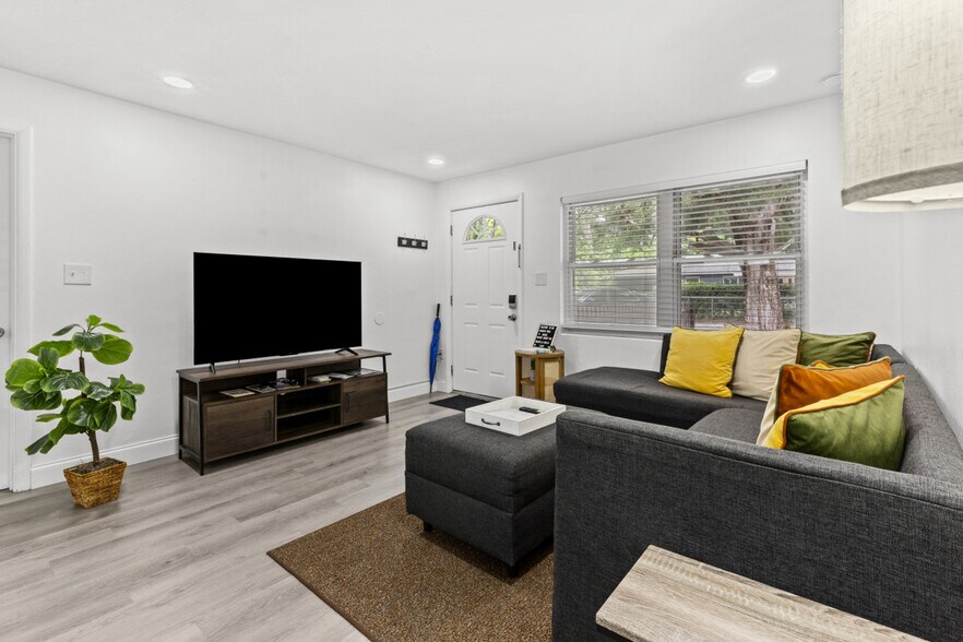 Building Photo - 3204 NW 10th St