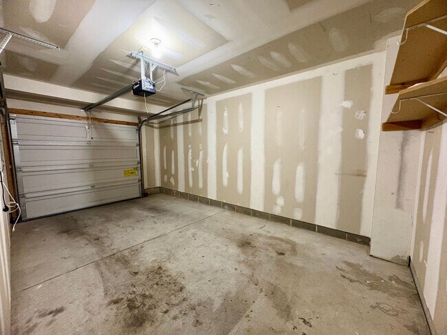 Building Photo - 3 Bedroom 2.5 Bathroom Townhome in Hummelstown!