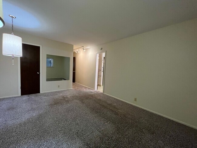 Building Photo - Midtown Quadplex with Pool- 3 bed, 2 bath