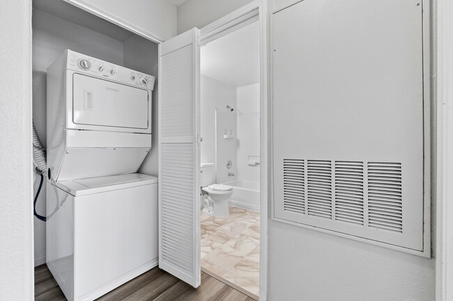 Building Photo - 2 Bedroom, 2 Bath Condo Near Nellis Air Fo...