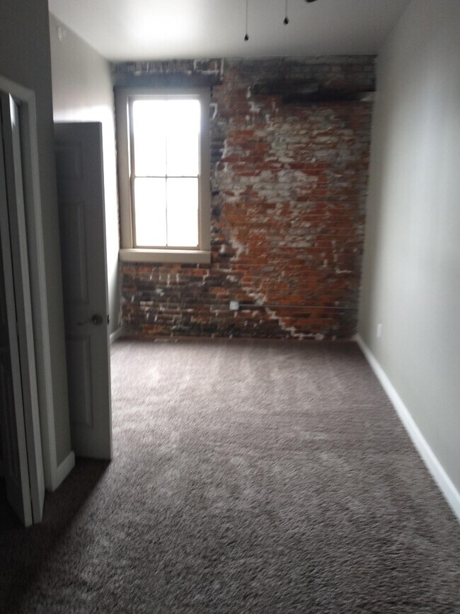 Building Photo - 427 Brady St