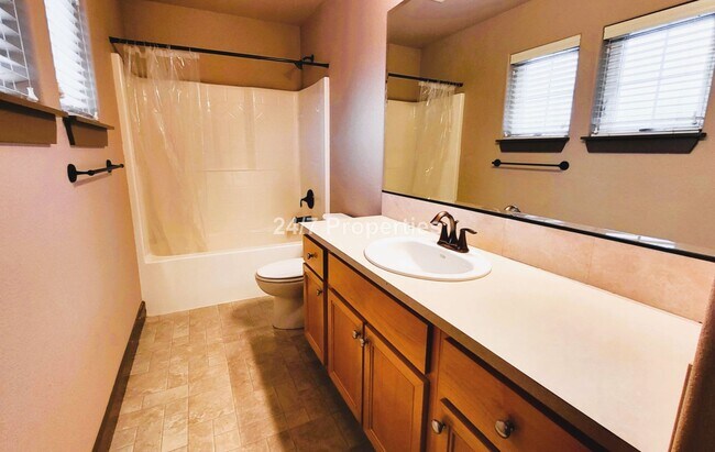 Building Photo - The Perfect 3 BD | 2.5 BA Home in Oregon C...