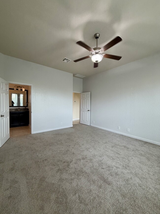 Building Photo - 646 Ridge Lawn Dr