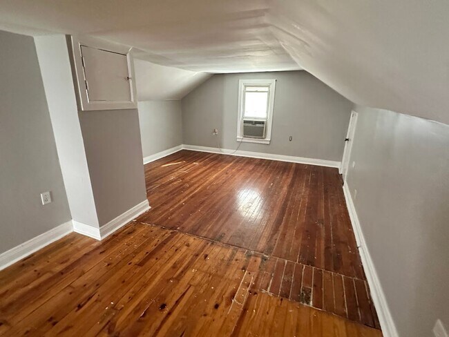 Building Photo - COMING SOON! Nice 2 BR House with Bonus Loft Room! Off-Street Parking, Small Pets Ok!