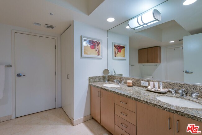 Building Photo - 13700 Marina Pointe Dr