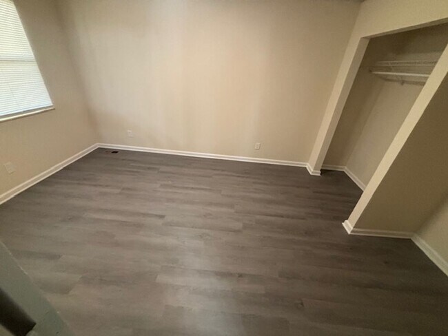 Building Photo - Knoxville 37915 - 4 bedroom 2 bath - call Howard Grower 865-705-0969