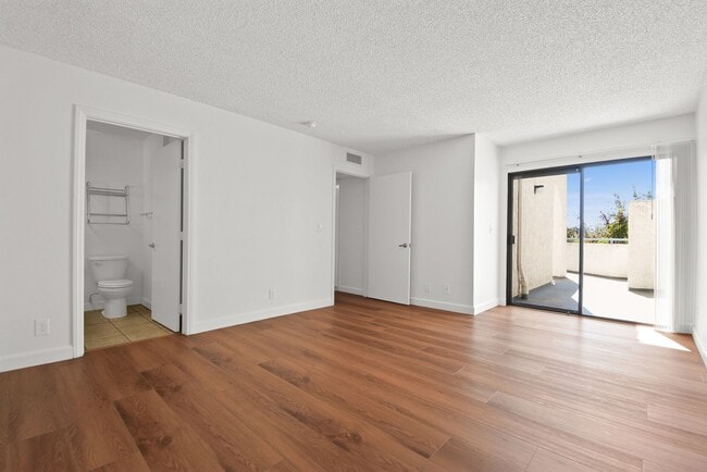 Building Photo - Beautiful 2B | 2B Condo in Los Feliz!