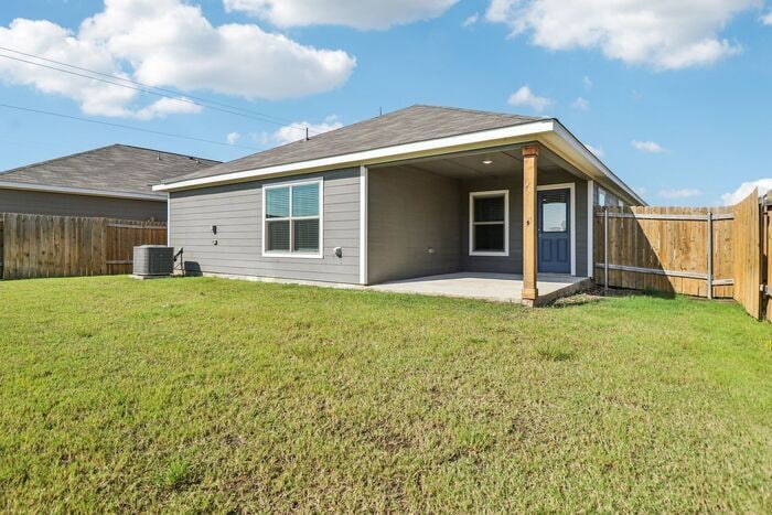 Building Photo - 520 Trinity Trl