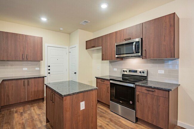 Building Photo - GORGEOUS 3 BEDROOM DUPLEX LOCATED IN MIDLO...