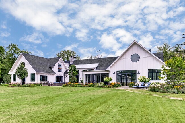 Building Photo - 225 Old Farm Rd