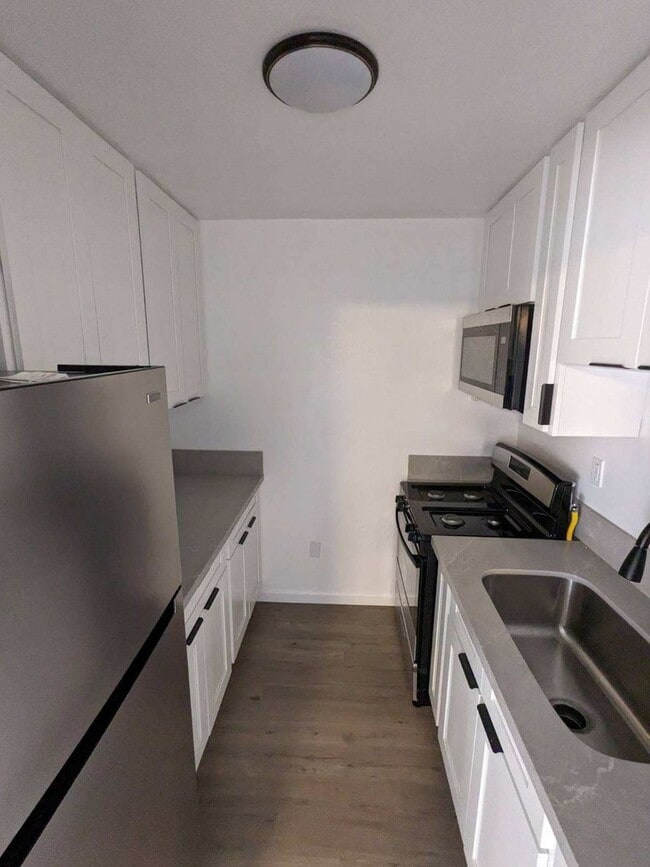 Building Photo - 2 Bedroom 1 Bath Townhouse w/ 1 Parking Stall.