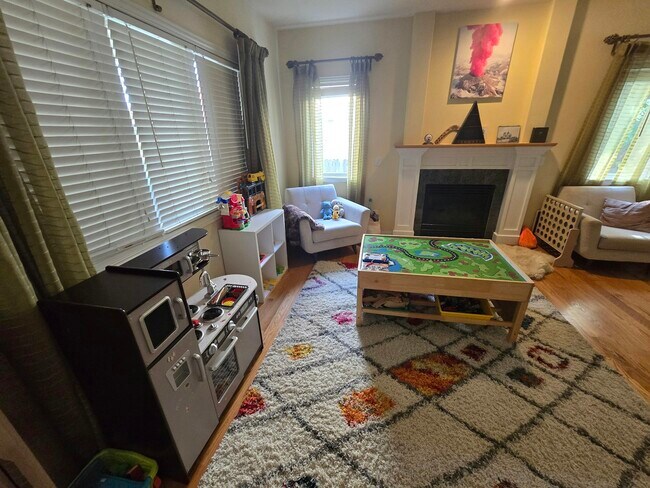 Building Photo - 4304 S Hampton Cir