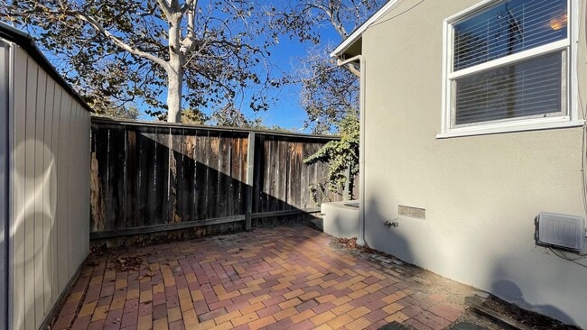 Building Photo - Short Term First Semester Lease: August - December 2026