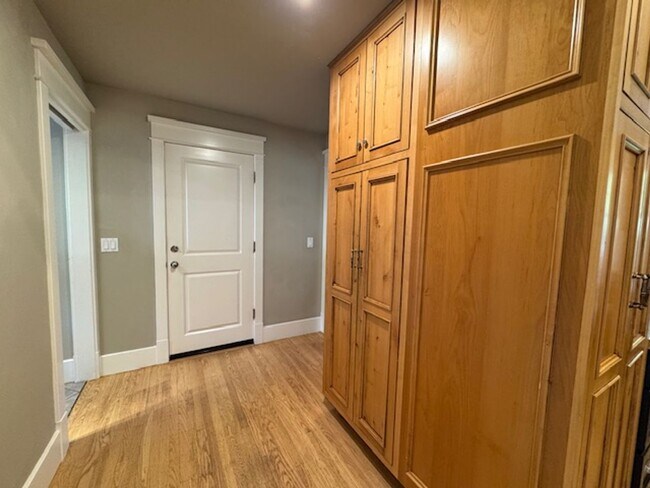 Building Photo - Gorgeous 5 bedroom, 4.5 bath, Westside Dan...