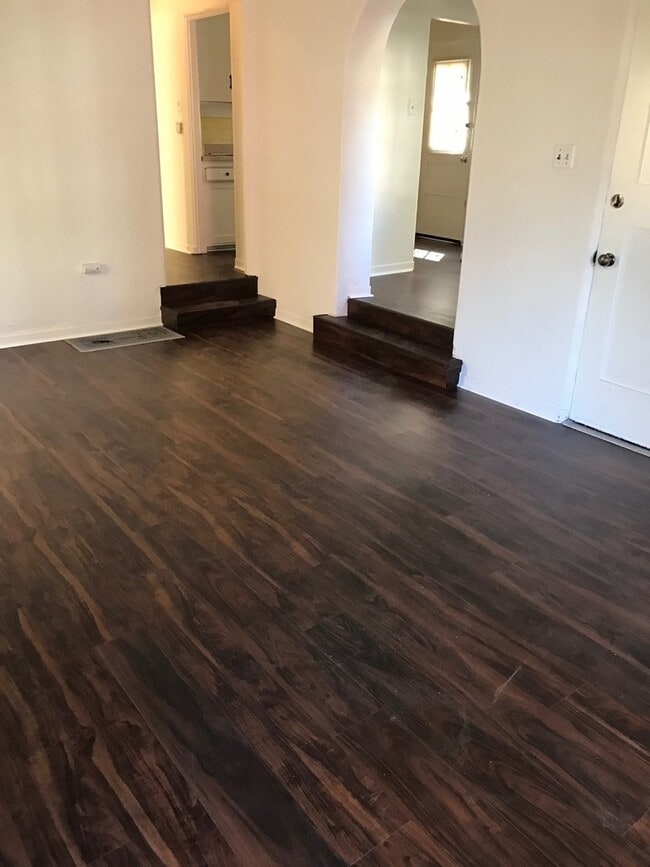 Building Photo - Charming 2bd/1ba Lower Unit Near Beach and...