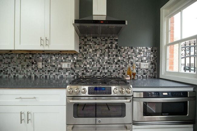 Building Photo - WONDERFUL HISTORIC 5 BED 3 BATH PROPERTY WITH CARRIAGE HOUSE