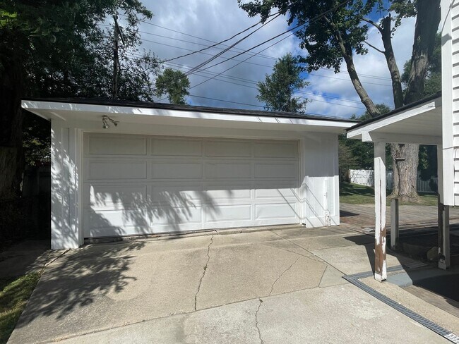 Building Photo - Rochester 3-Bedroom, 1.5 Baths, Entertainm...