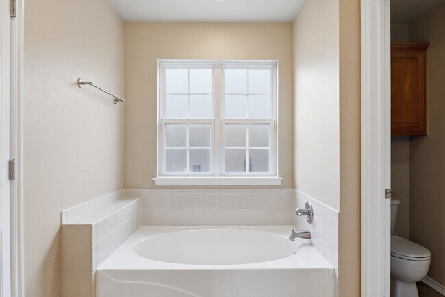 Building Photo - 3 Bed | 2 Bath | Jenks | Available Now