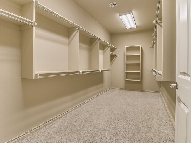 Building Photo - Spacious Edmond Gem with Bonus Room & Cove...