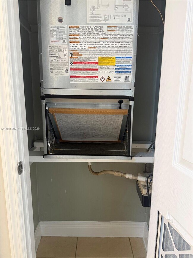 Building Photo - 715 NE 2nd Ave