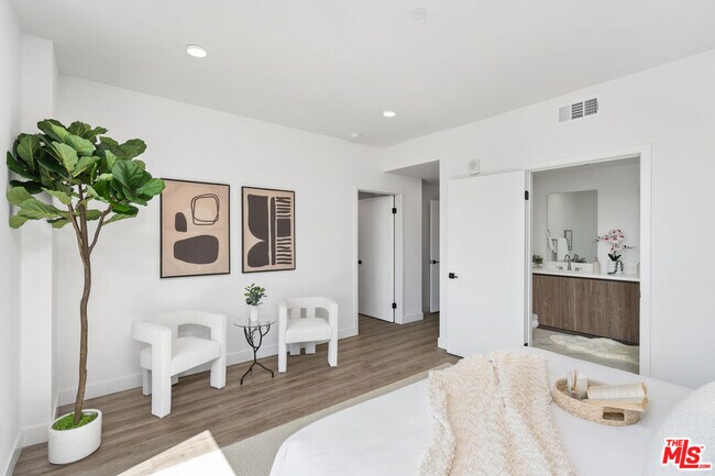 Building Photo - 6144 Whitsett Ave
