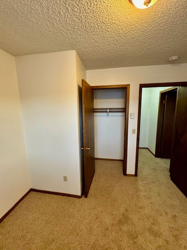 Building Photo - 4 Bedroom, 2.5 Bathroom Townhouse, Close t...